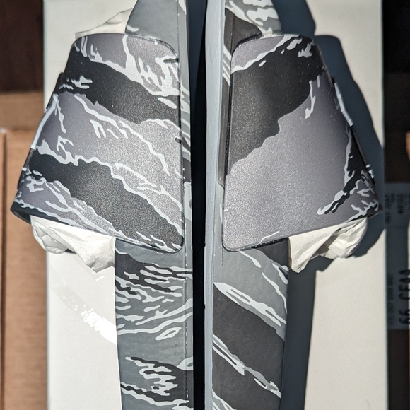 Moncler Basile Charcoal Slide - Picture 4 of 6